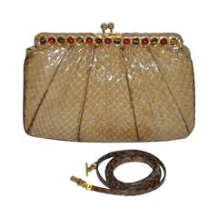 Bolso de noche Judith Leiber de pitón beige con piedras de ojo de tigre y granate