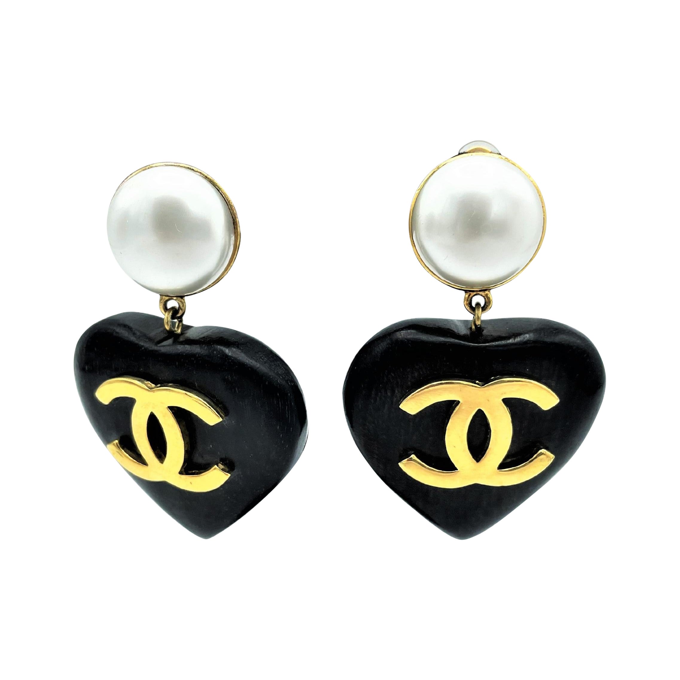 Boucles d'oreilles à clip en forme de cœur vintage emblématique CC de Chanel,  en ébène noir. 2CC8 En vente sur 1stDibs