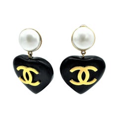 Boucles d'oreilles à clip en forme de cœur vintage emblématique CC de Chanel, en ébène noir. 2CC8