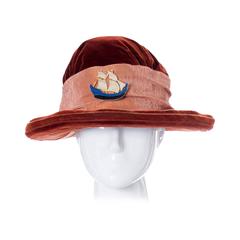 Sombrero de terciopelo de época eduardiana para señoras con cinta ancha de raso y barco antiguo 