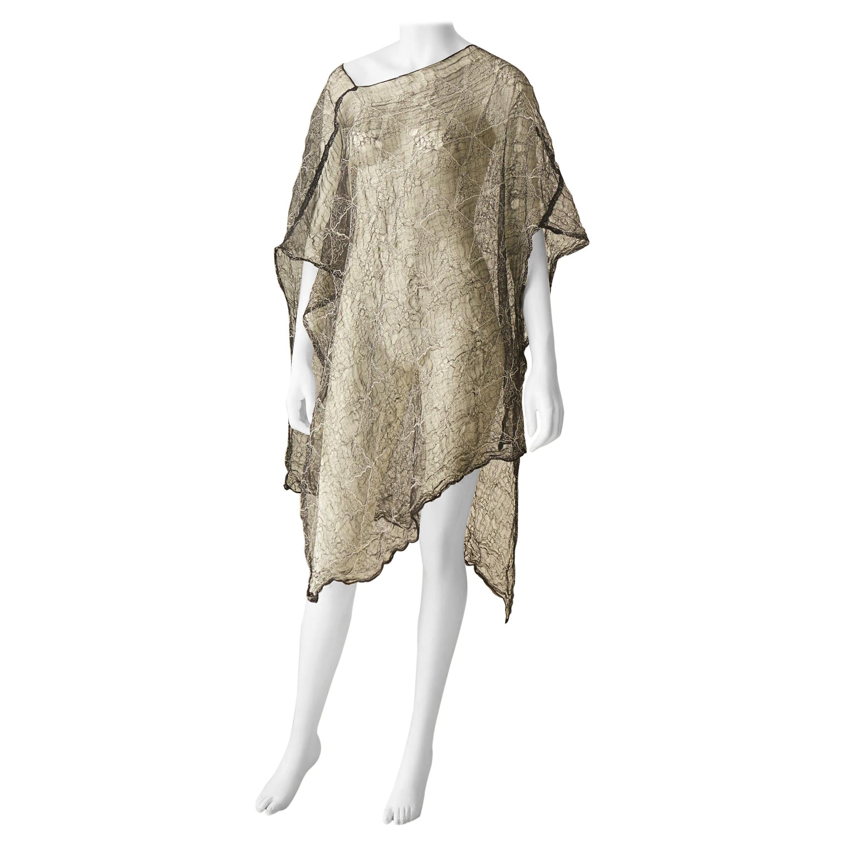 Raro vestido túnica de encaje diáfano de Comme des Garçons en The Met Costume Institute