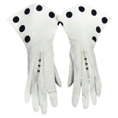 Pair of Gloves of Embroidered White leather - Circa 1950/1960