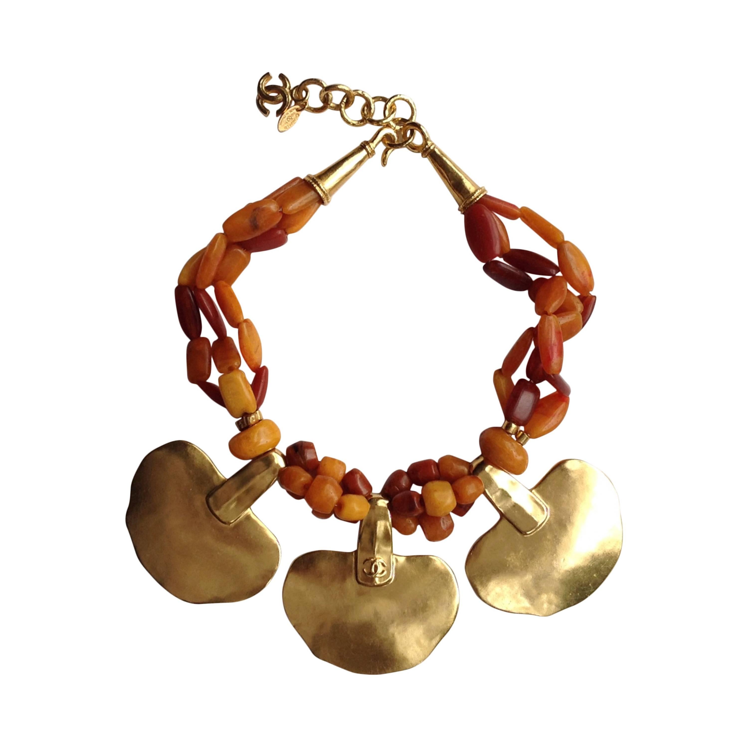 VINTAGE 98P Chanel ✿*ﾟ MASSIVE  Hammered Gold Plate Resin Amber 3-row  Necklace For Sale