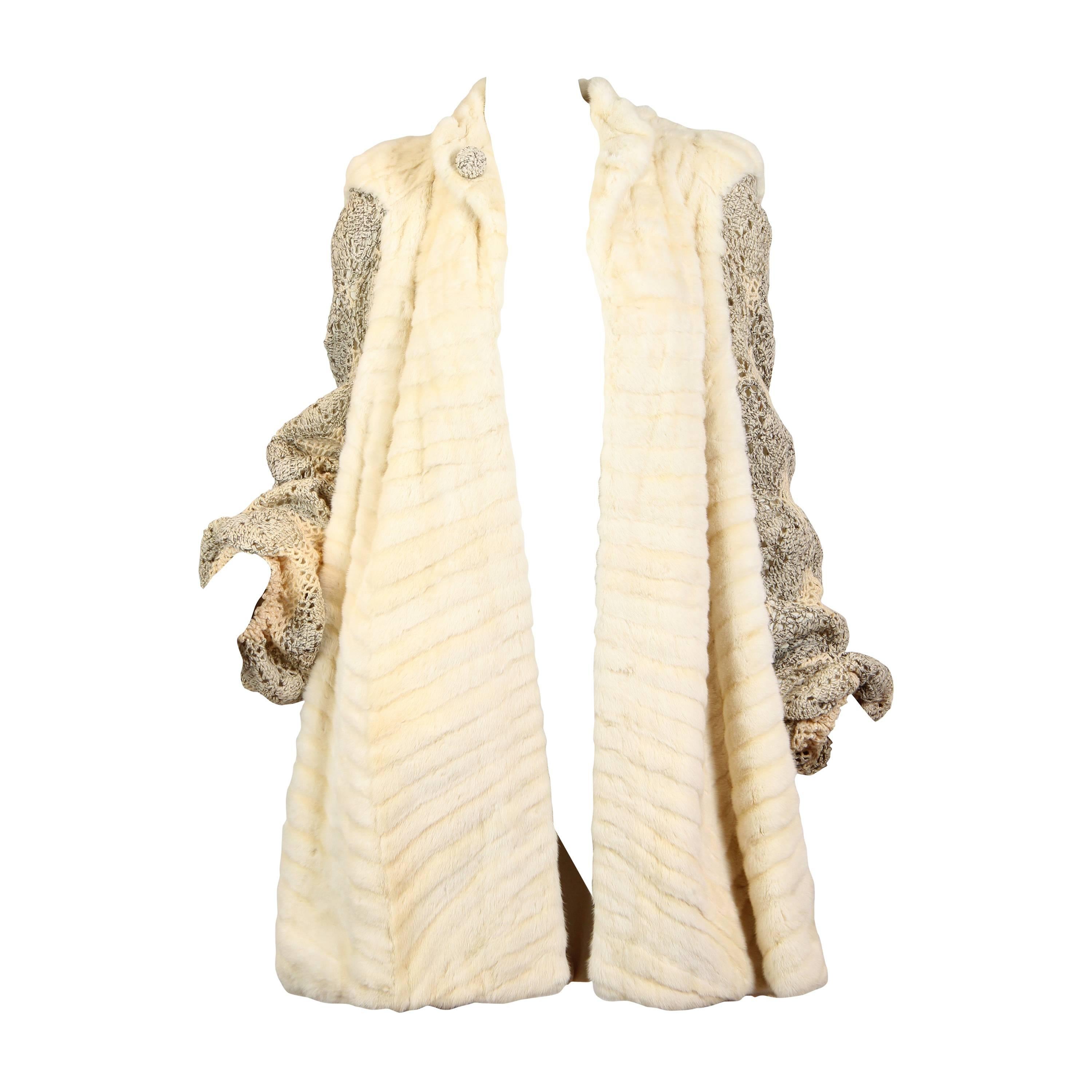 1930er Cremefarbener Mantel aus Hermelinpelz mit gehäkelter Spitze aus Wollmischung an Ärmeln im Angebot