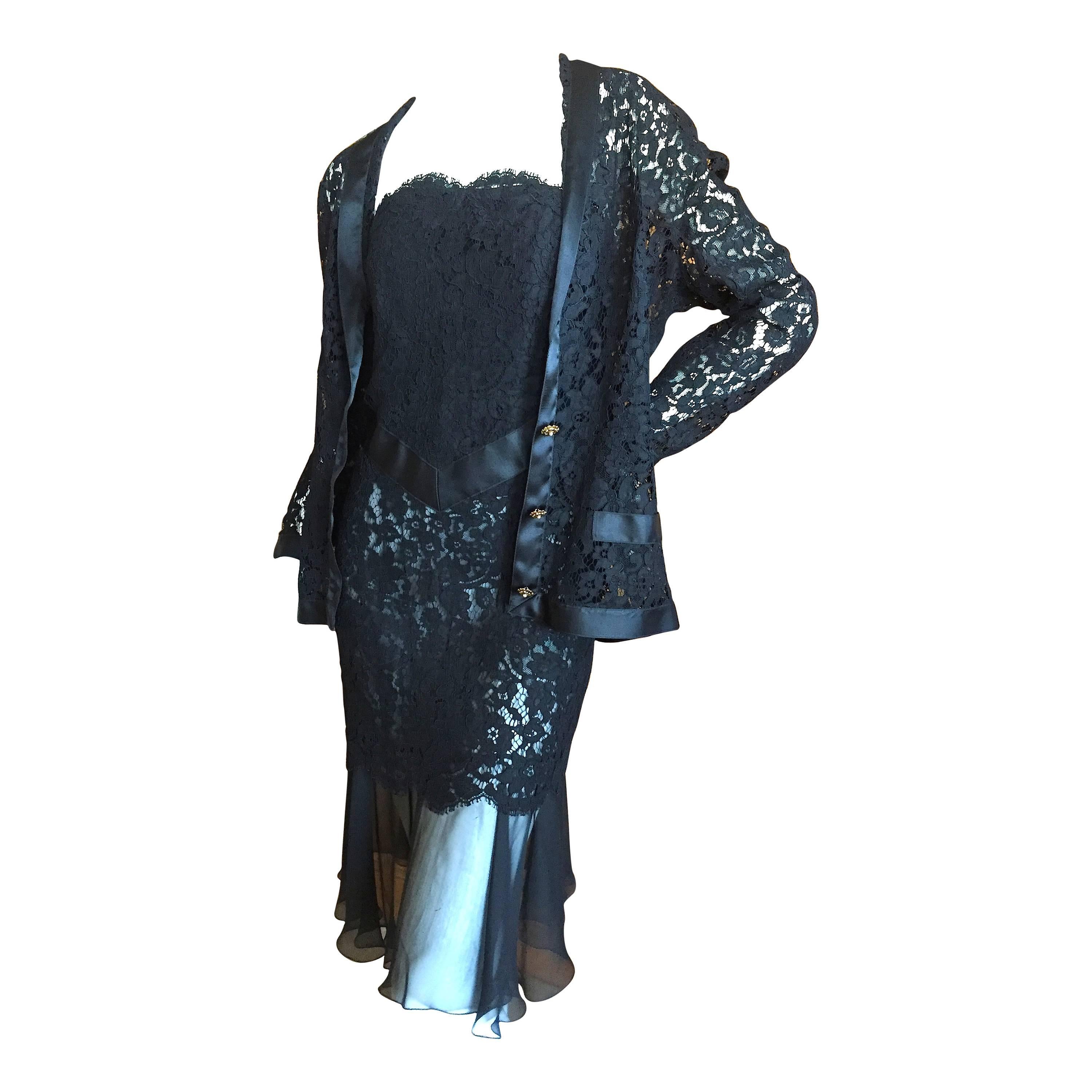 Abito e giacca Chanel vintage in pizzo nero Alencon con bottoni Camelia