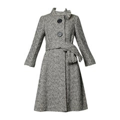 Manteau en laine à chevrons vintage de Pauline Trigere avec écharpe Ascot:: années 1960