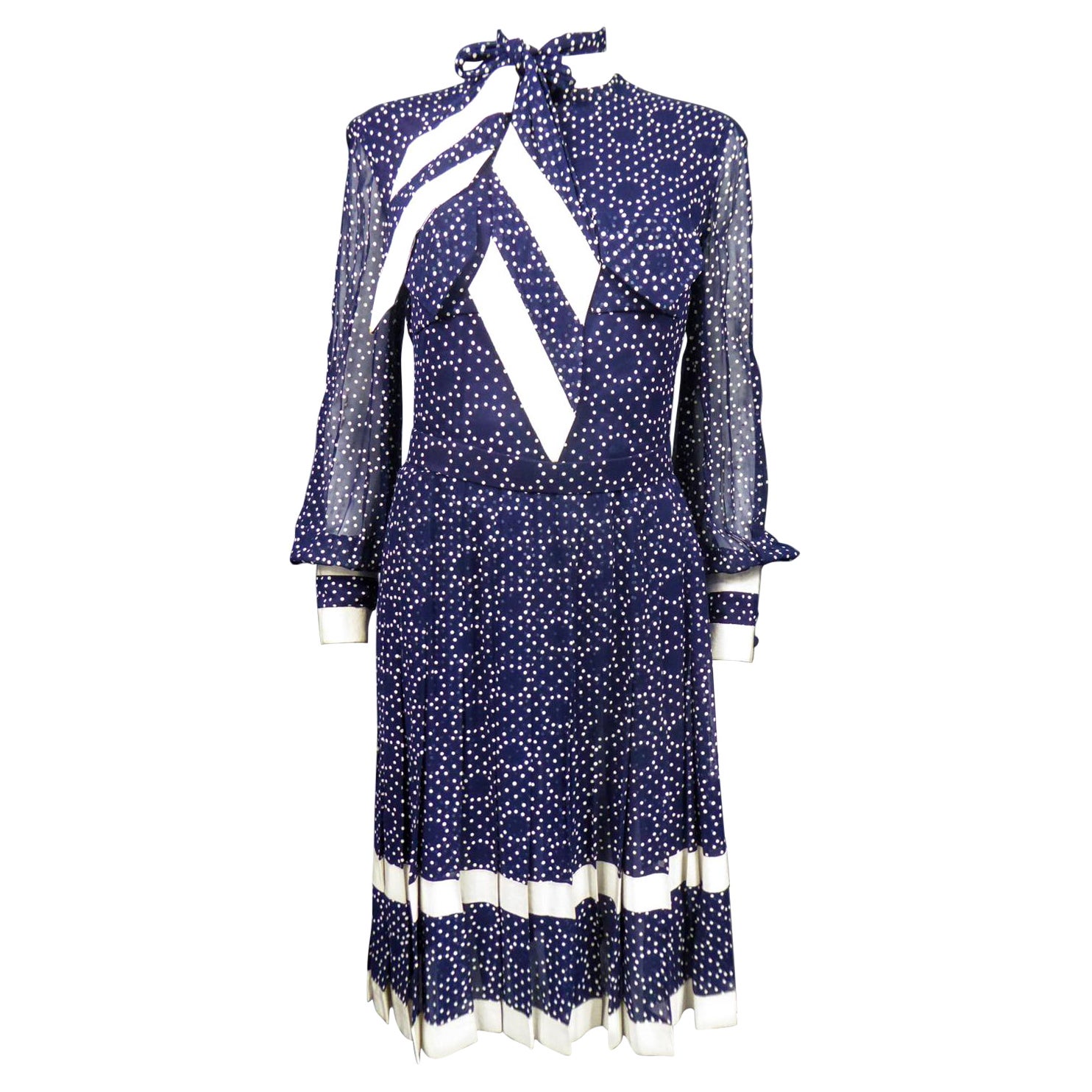 Un vestido de cóctel de gasa azul marino con lunares blancos Circa 1975 en venta