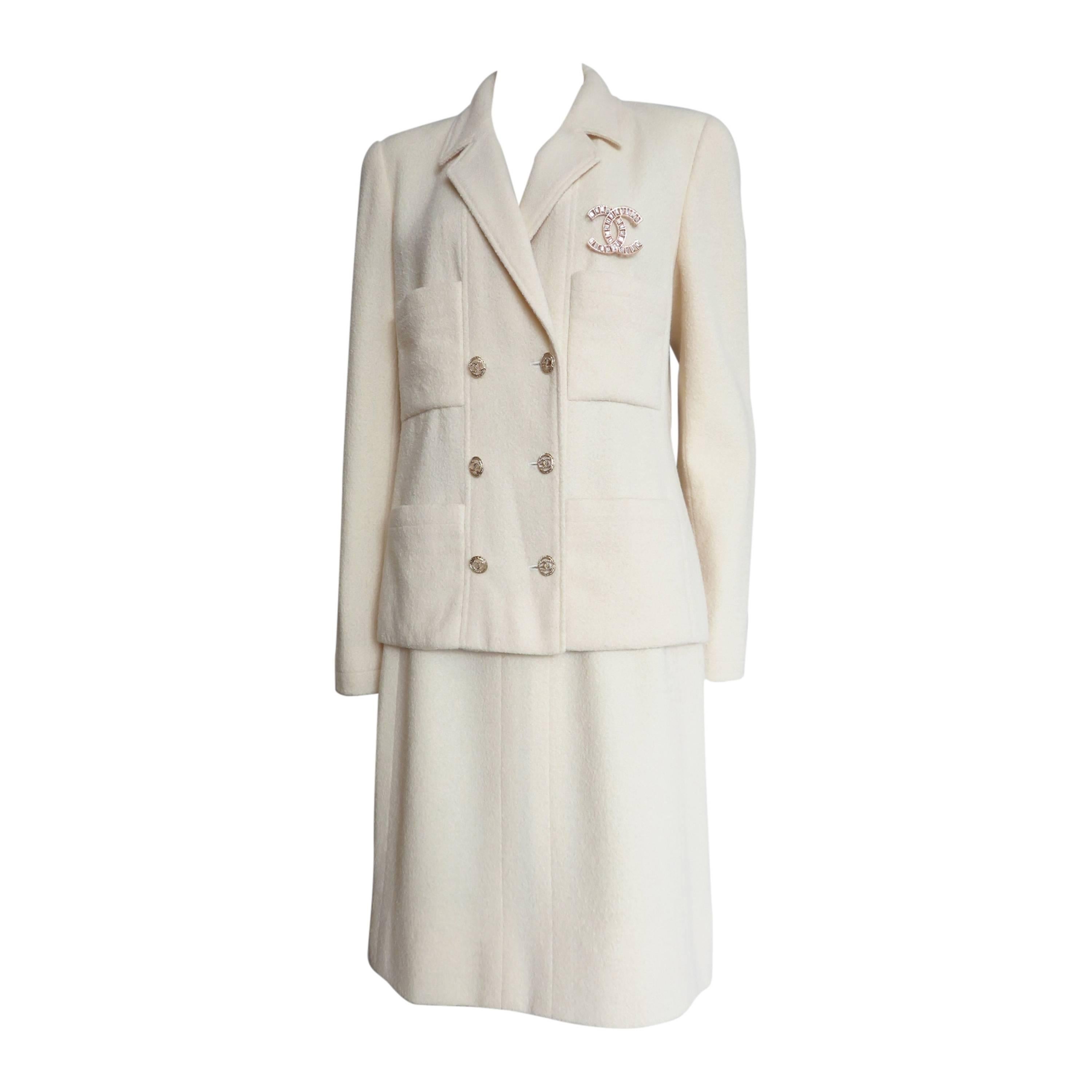1998 CHANEL BOUTIQUE Classic ivory boucle skirt suit