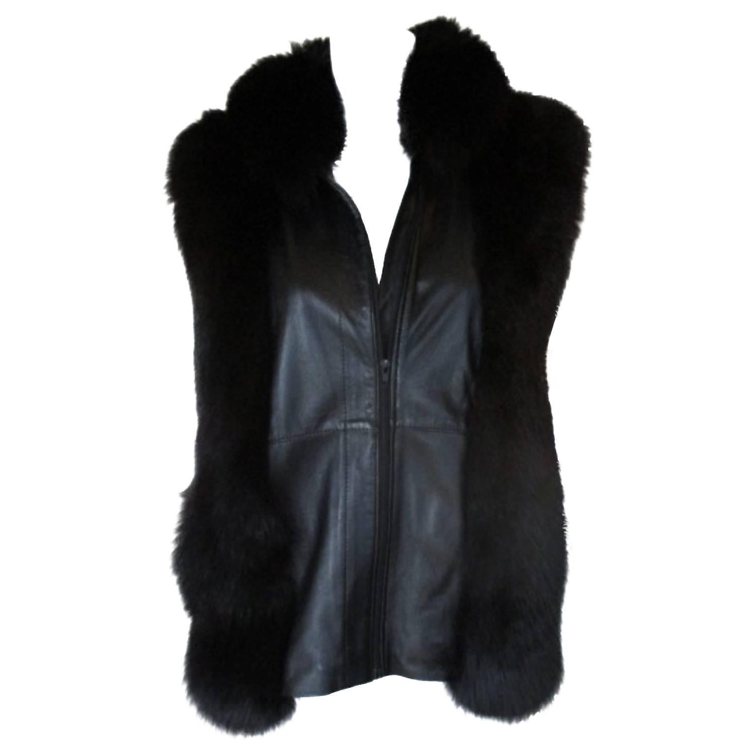 Black leather sleeveless vest with black fox fur collar For Sale