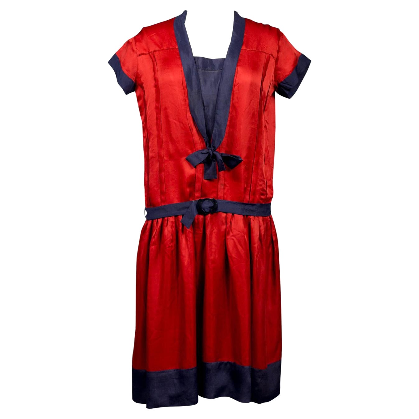 Un vestido patriótico francés azul marino de satén y crepé de seda- circa 1920 en venta