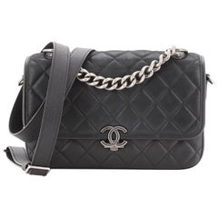 Chanel Daily Carry Messenger Bag Gestepptes schillerndes Kalbsleder und Kaviar Medium