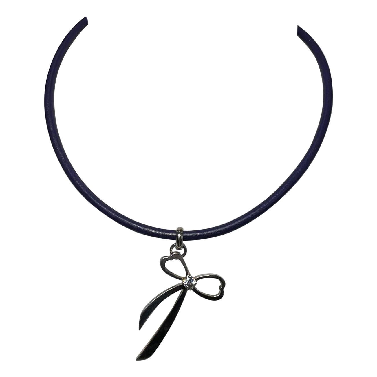 Halskette aus lila Lederkordel mit Herz-Anhänger aus Sterlingsilber
