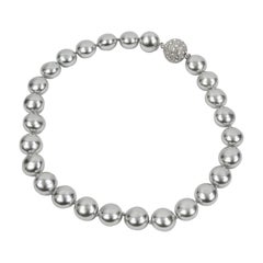 Grand collier ras du cou en fausses perles grises luxueuses de défilé