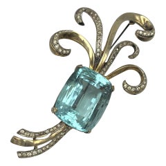 Corocraft Broche déco en plaqué or et argent sterling avec fausse aigue-marine taillée en table, années 1943