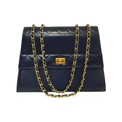 1980er Chanel Marineblaue trapezförmige Handtasche mit passender Geldbörse