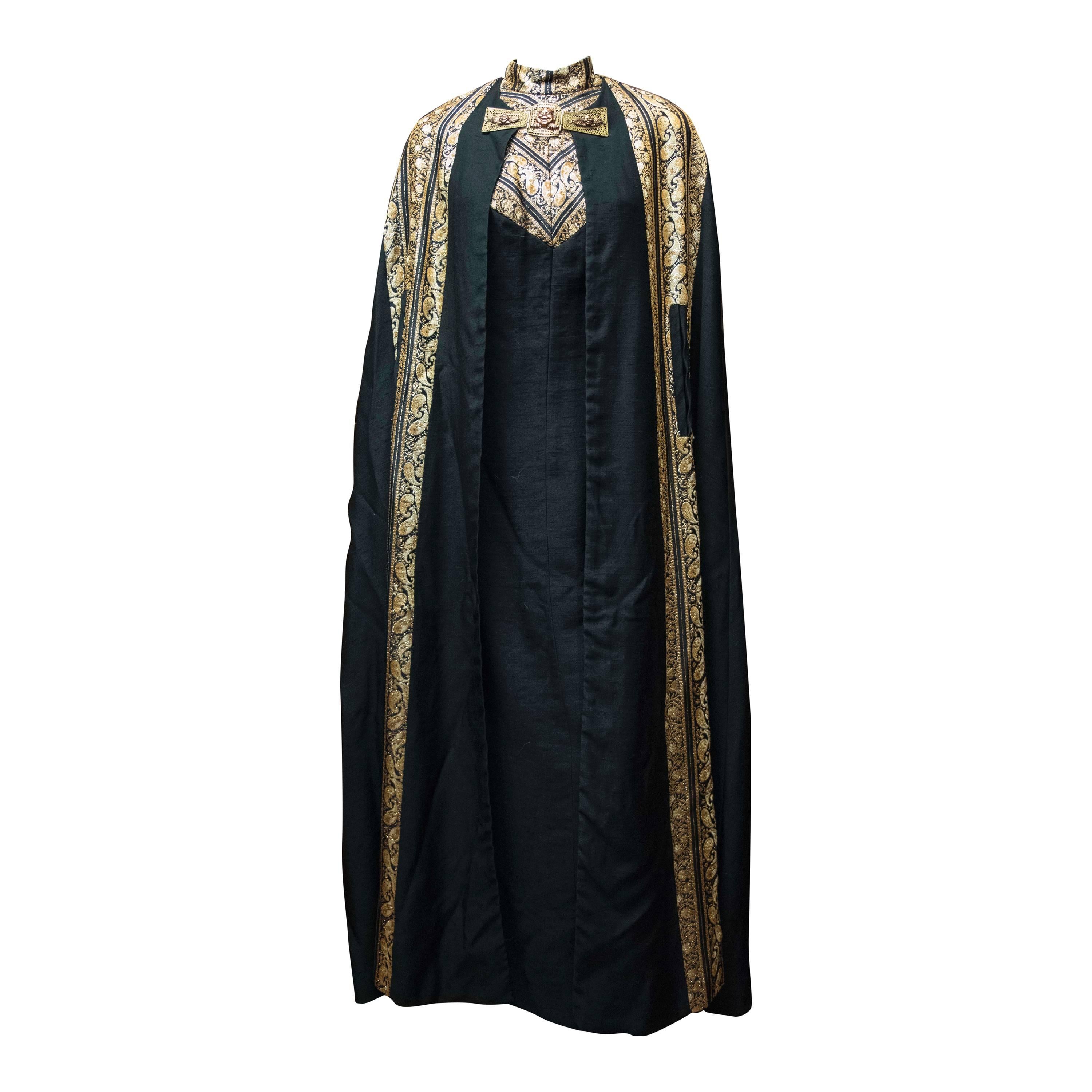Schwarzes und goldenes Lamé-Abendkleid und -Mantel aus den 1960er Jahren im Angebot