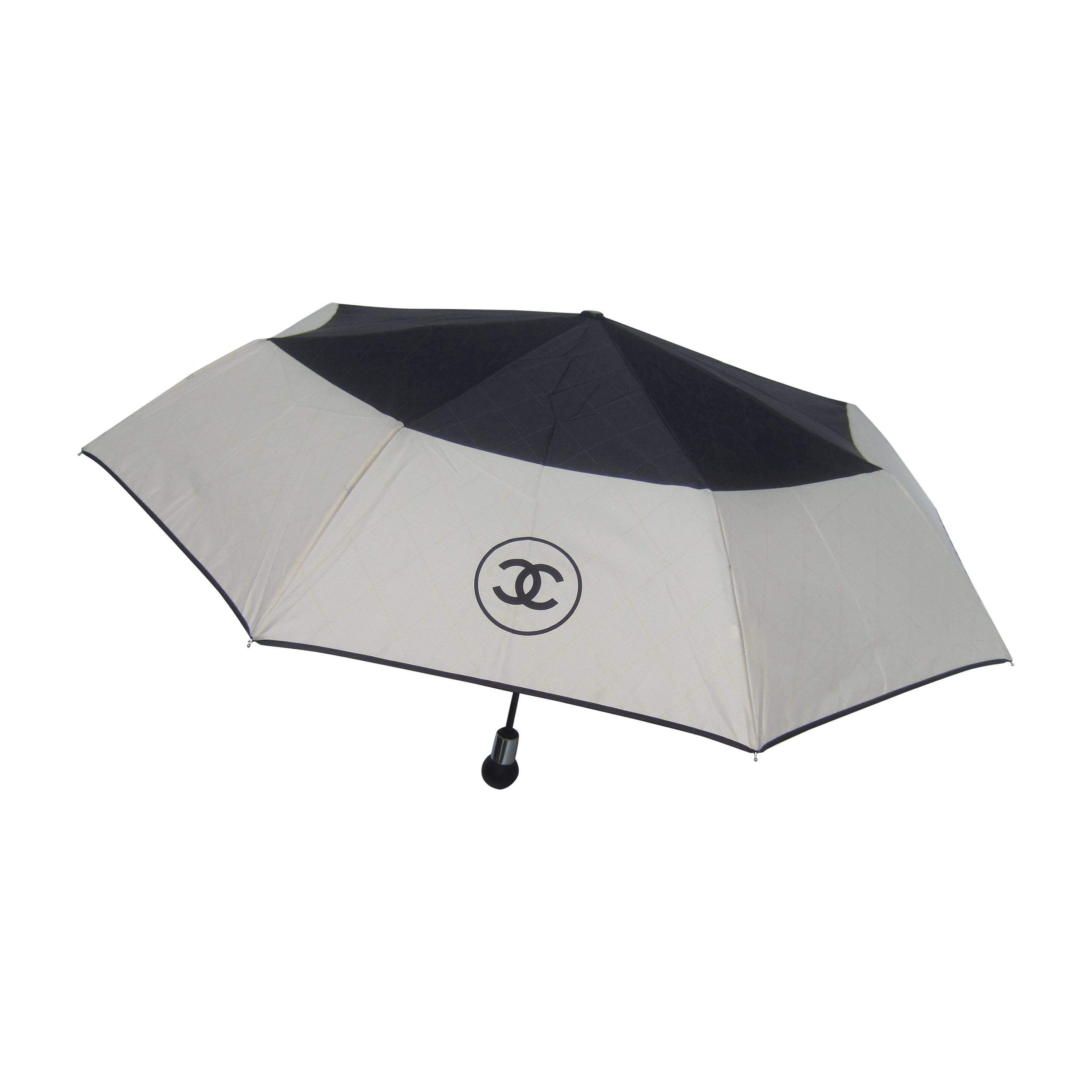 Chanel Parapluie élégant en nylon noir et ivoire dans une boîte Chanel sur  1stDibs