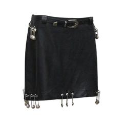 Gianni Versace Schwarzer Sicherheitsnadel-Minirock aus Leder:: c. 1994