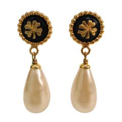 Vintage Chanel Pearl Gold Tone Clover Dangle Drop Earrings