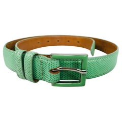 Ceinture Lai en lézard vert avec boucle en métal bleu émaillé et argenté de taille moyenne