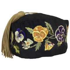 Rare bonnet de nuit victorien en soie brodé à la main pour homme.  1890's.