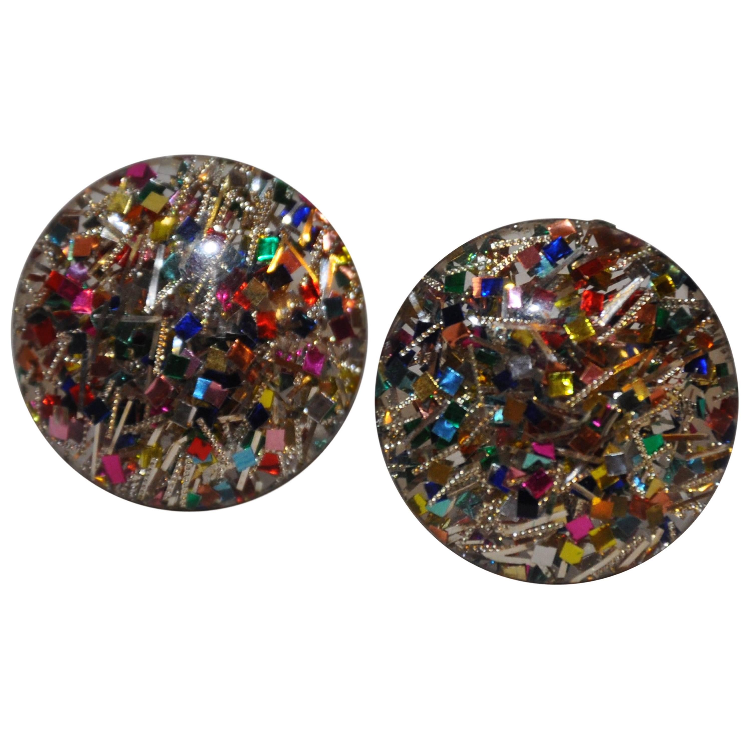 Ohrringe aus klarem Lucite mit „Confetti“-Akzenten im Angebot