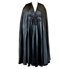 Britischer schwarzer Burnous/Abendumhang aus schwarzem Satin, um 1920/1940