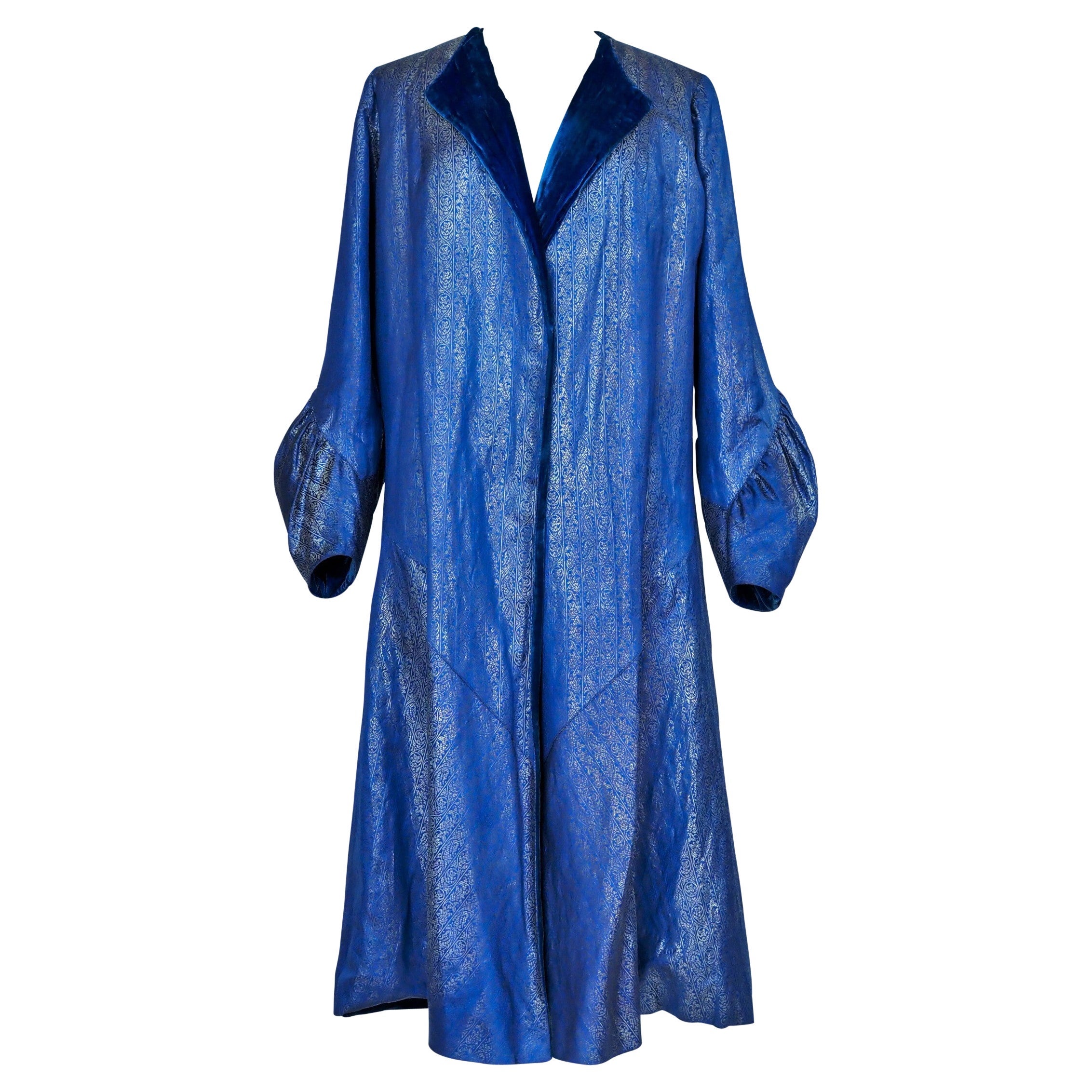 Evening Couture coat in silver lamé by Germaine Lecomte N°03871 Paris Circa 1930 For Sale