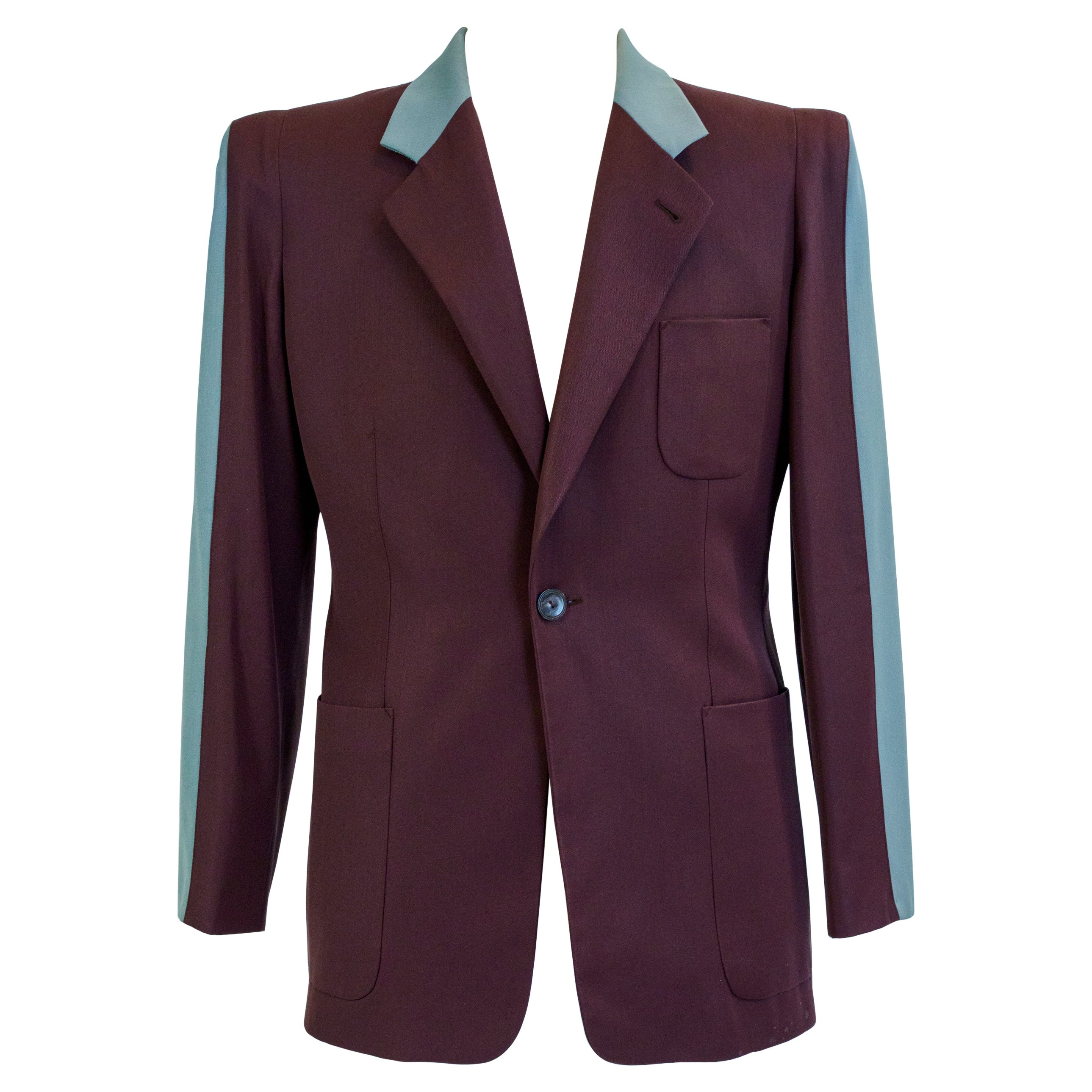 Circa 1995

France

Belle veste bicolore de Jean-Paul Gaultier Classique modèle numéroté 1057 et datant des années 1995. Coupe classique avec trois poches en toile tergal bordeaux avec un effet bicolore sur le col et les manches en tergal gris