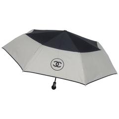 Chanel Stilvolle Schwarz und Elfenbein Nylon Regenschirm in Chanel Box