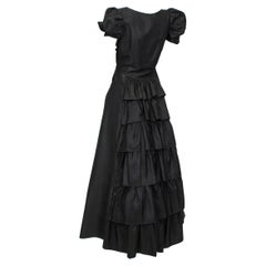 Bata negra de la Regencia de Hollywood inspirada en Adrian con espalda de volantes en cascada - XS, años 30