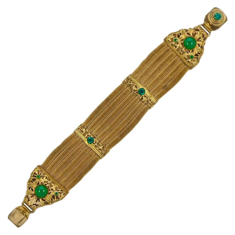 Art Deco vergoldetes Maschenarmband mit grünen Juwelen um 1920