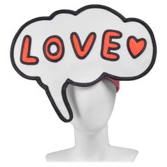 Issey Miyake Plissierte „Love“ Cartoon-Emoji-Hut