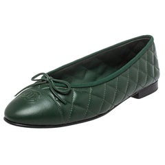 Chanel cuir matelassé vert CC Cap Toe Bow Ballet Flats Taille 39.5