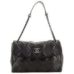 Chanel In and Out Flap Bag Gestepptes Lammfell Maxi