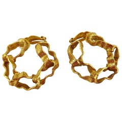 Christian Dior Vintage Pendientes de aro de cadena arrugada maciza en tono dorado