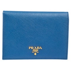Porte-passeport Prada en cuir bleu saffiano et métal