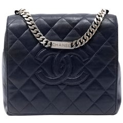 Chanel sac vintage en cuir bleu marine avec lanière en chaîne