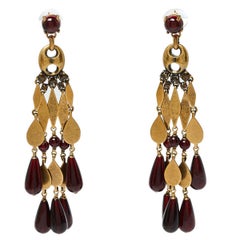Gucci Goldfarbene, gealterte Granat-Perlen-Kronleuchter-Ohrringe