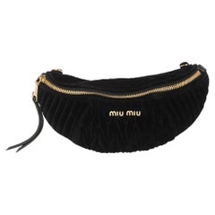 Sac ceinture en velours matelassé noir Miu Miu