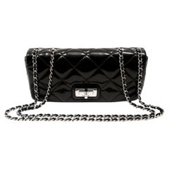 Chanel Borsa East West Reissue Flap in pelle verniciata nera