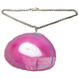 Collana con ciondolo a fette di agata fucsia massiccia