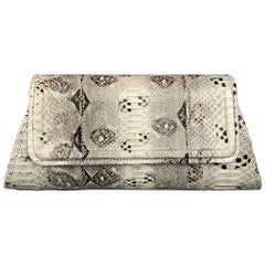 REYNA ICAZA Clutch aus grauer und schwarzer Schlangenhaut