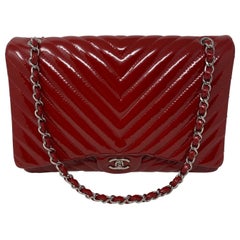 Chanel - Sac long en cuir verni rouge à chevrons