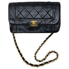 Chanel Diana bag, single flap, medium size (25 cm) black lambskin, 2 series  (1991-1994) ‣ For Sure Vintage