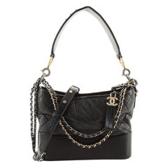 Chanel Gabrielle Hobo con manico con logo in pelle di vitello invecchiata trapuntata Small