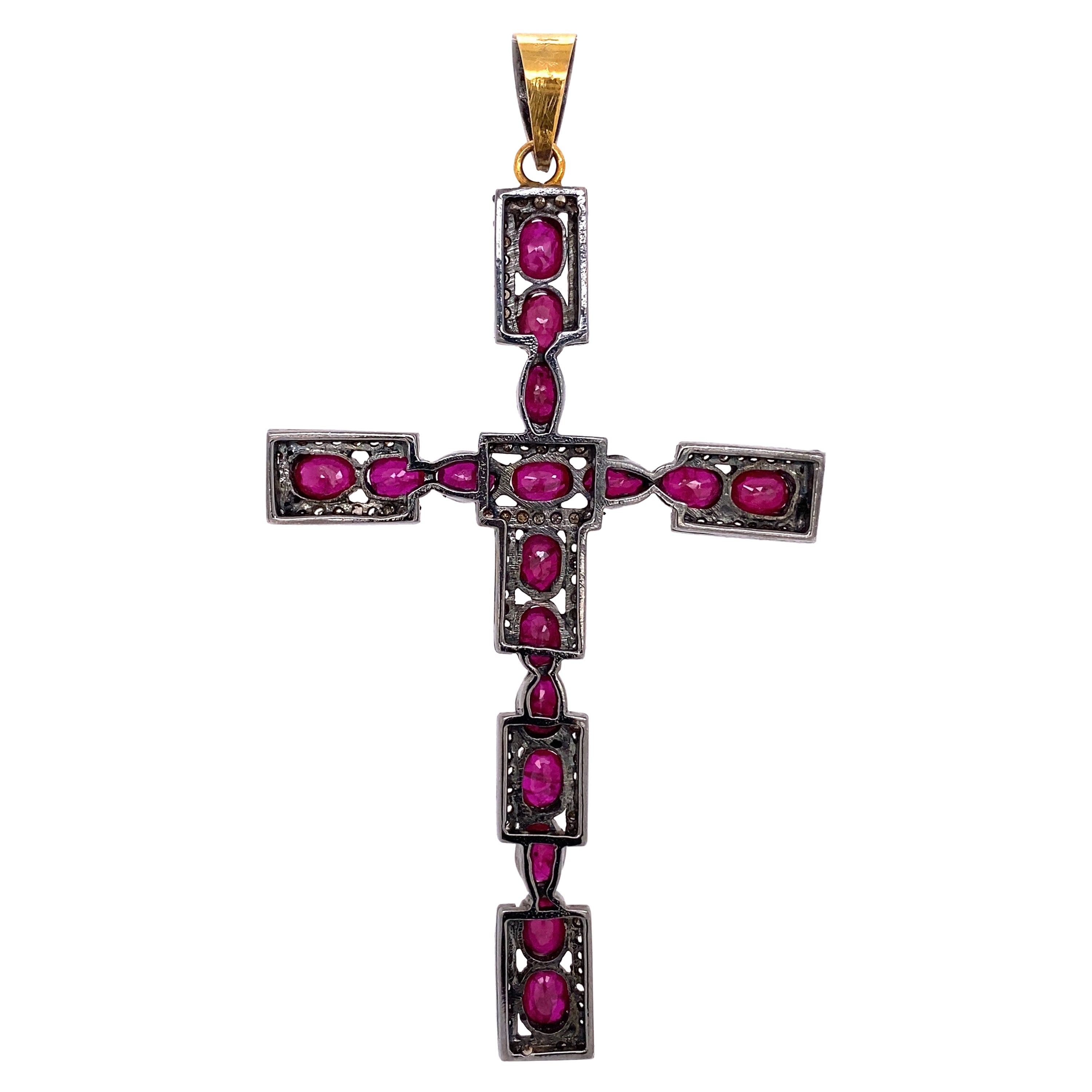 Collier pendentif croix en or et argent sterling avec rubis et diamants en vente