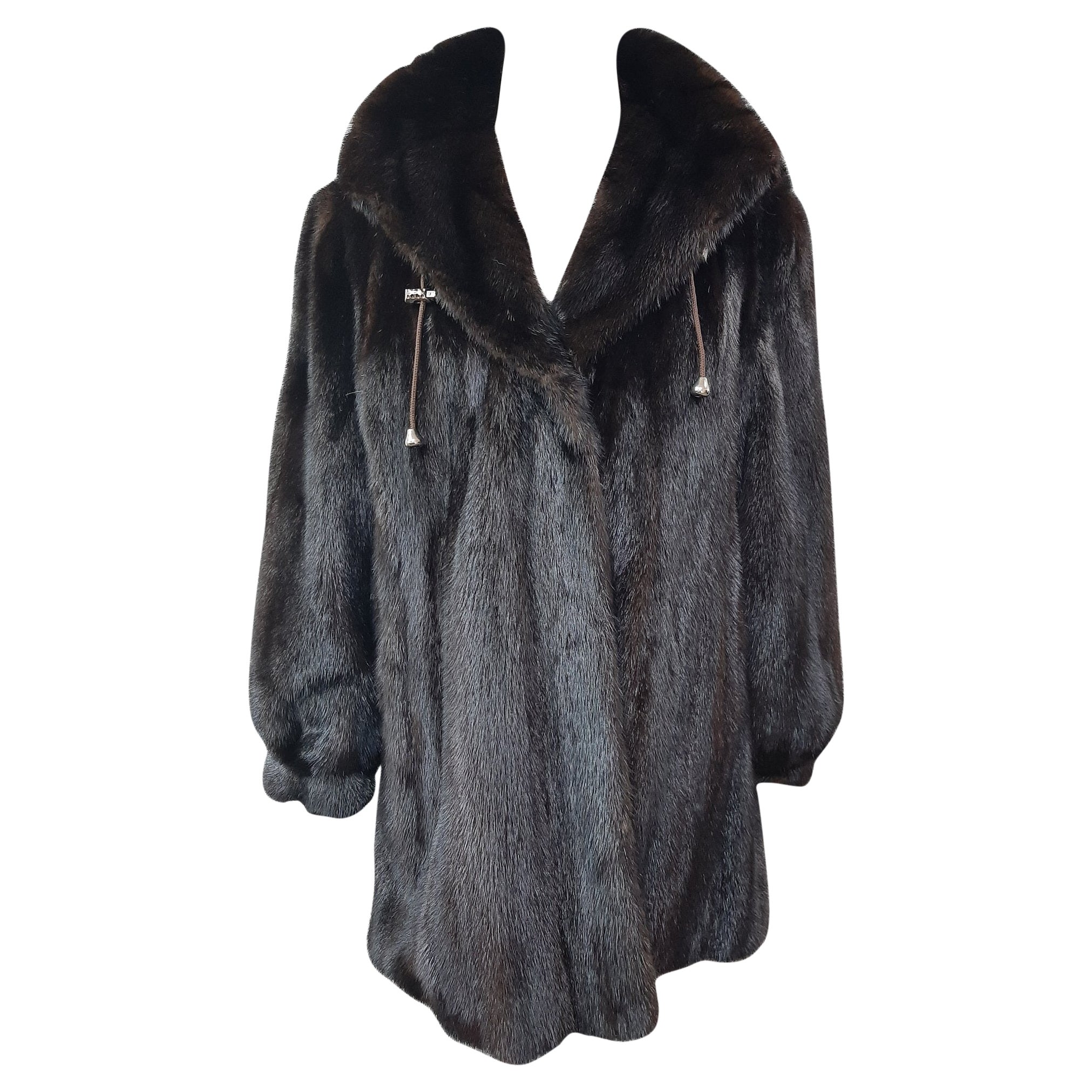 Manteau en fourrure de vison d'élevage non utilisé avec capuche, taille 16 en vente