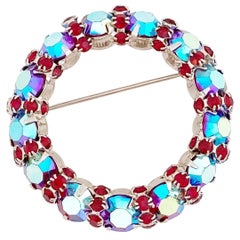 Broche couronne en cristal rubis, rouge et bleu Aurora Borealis de Warner, années 1960