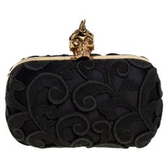 Alexander McQueen Schwarze Clutch mit Totenkopfschachtel aus Spitze